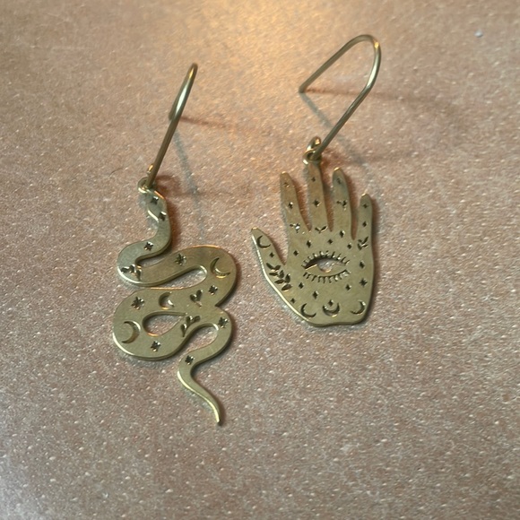 Asymmetrical 🪬hamsa and 🐍 snake earrings gold brass fish hook charm pend… - Picture 3 of 5